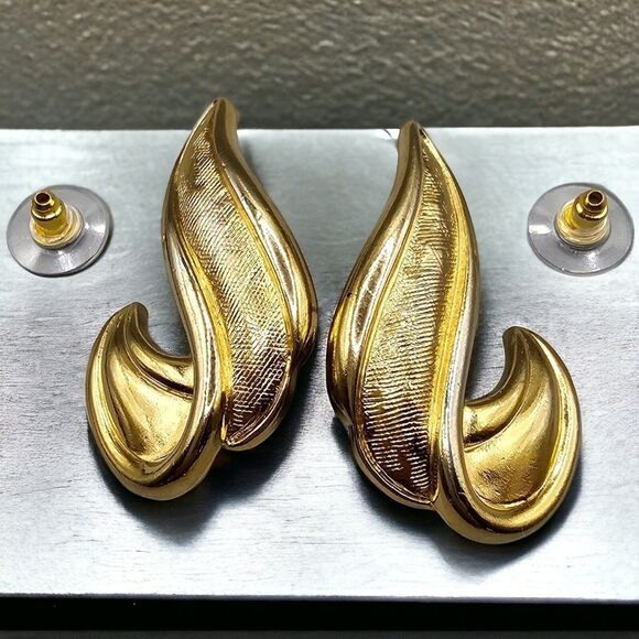 Pierced Earrings Vintage Avon Textured Brushed Gold Tone Retro Fashion Signed - Picture 7 of 8